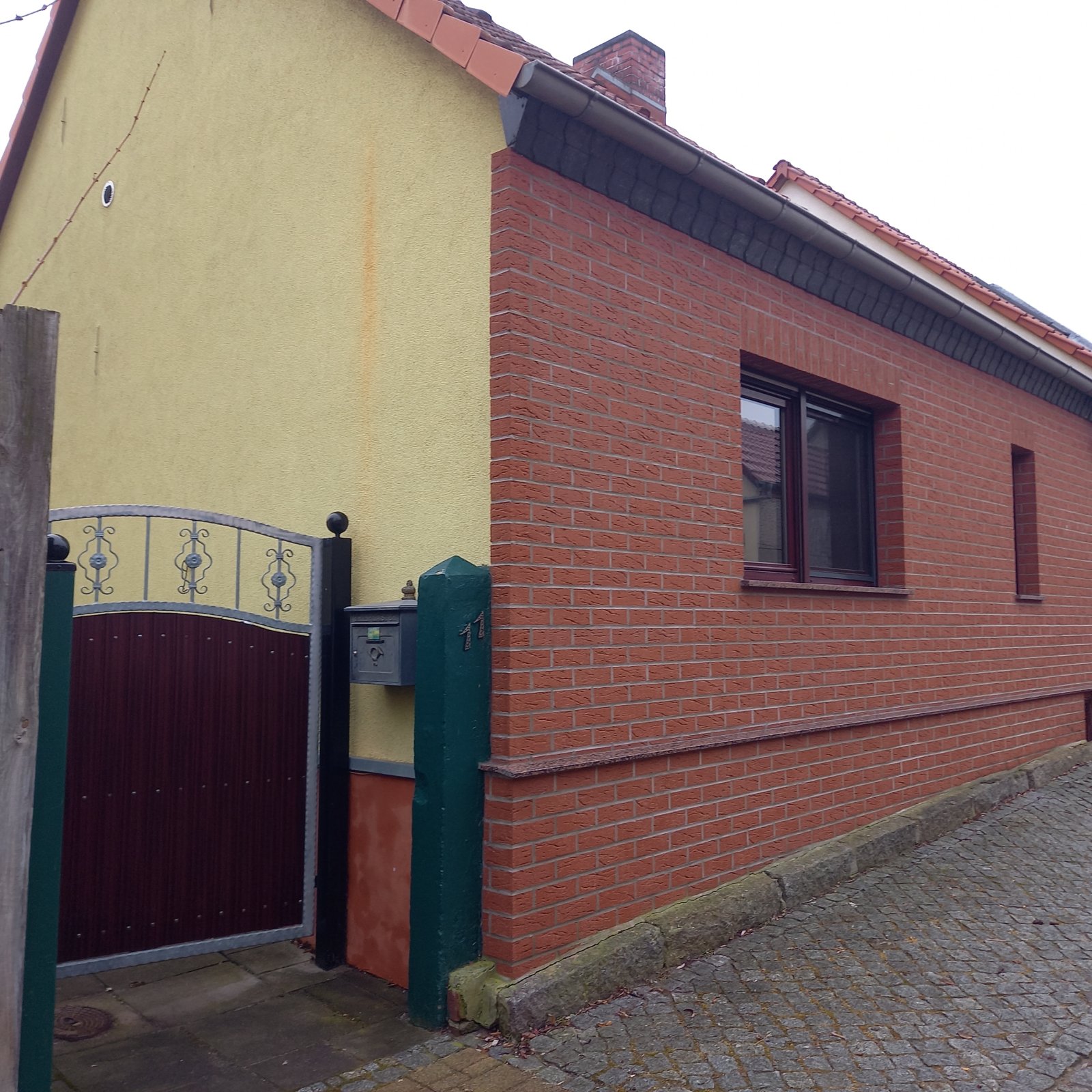 Parey/Elbe kleines Haus mit Nebengebäuden