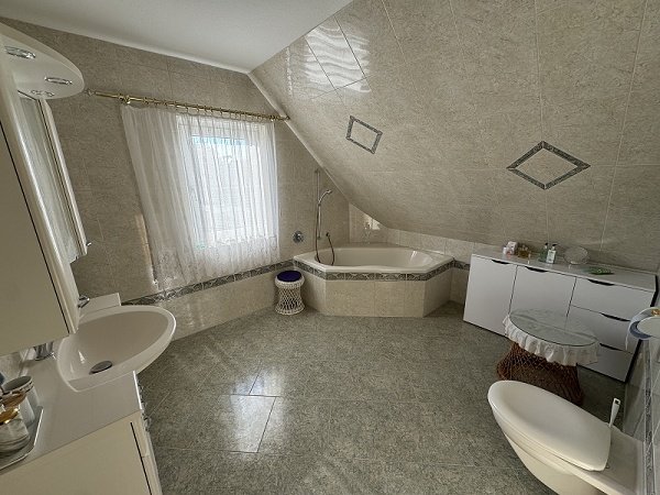 Zeitgem&#xe4;&#xdf; - h&#xfc;bsches Haus in Stadtfeld-West