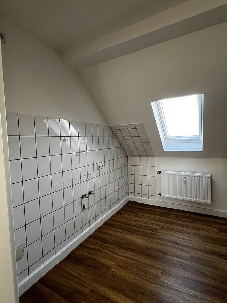 Stadtfeld-Ost helle 2-Raumwohnung im DG
