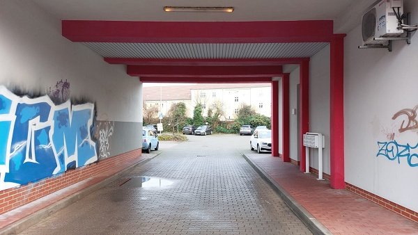 Zufahrt/Ausfahrt Parkplatz