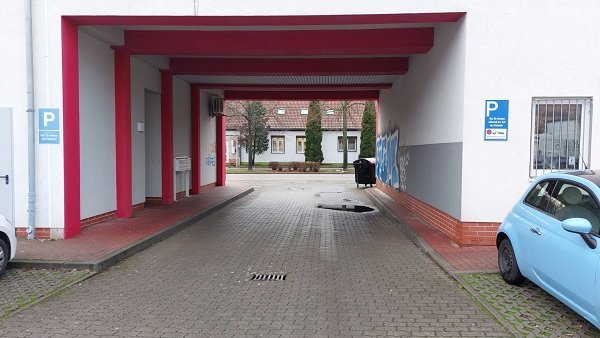 Zufahrt/Ausfahrt Parkplatz