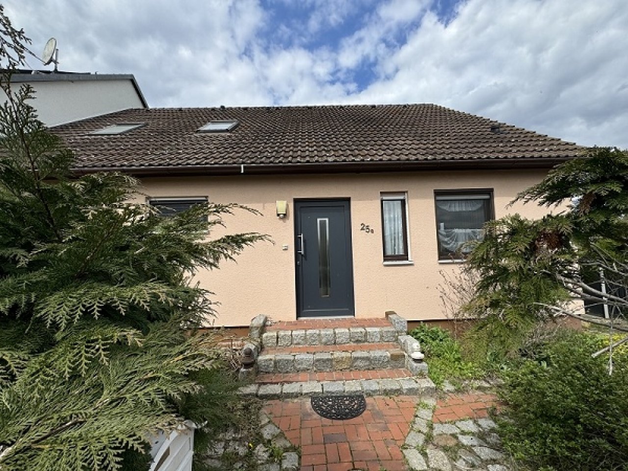 Straßenansicht-Eingangsbereich Straßenansicht-Eingangsbereich