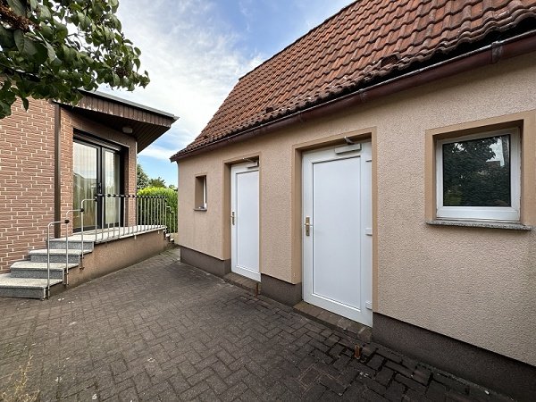 Gartenansicht und Nebengelass