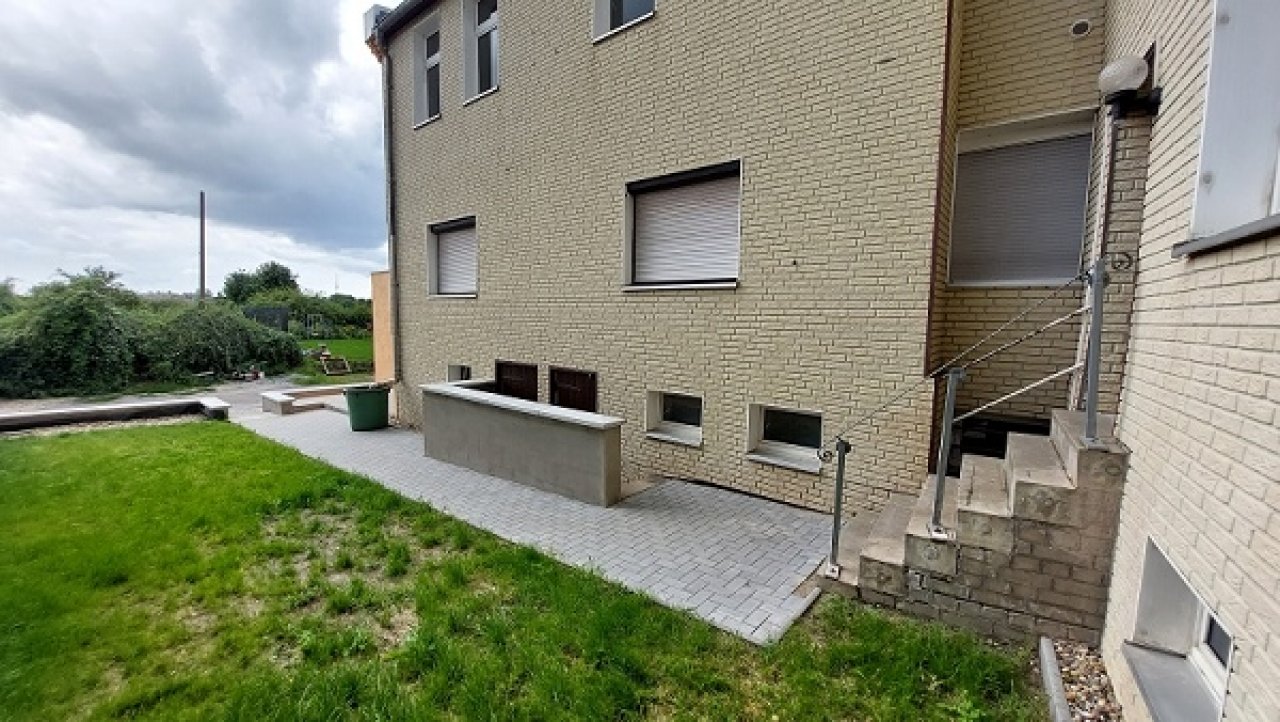 Rückansicht u. Zuwegung PKW-Stellplätze Rückansicht u. Zuwegung PKW-Stellplätze