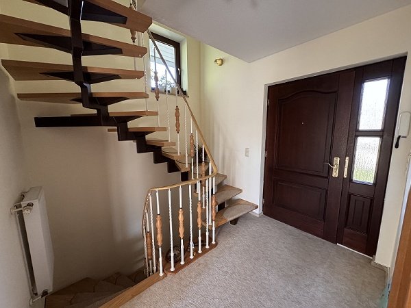 Diele m. Treppenauf- u. -abgang Diele m. Treppenauf- u. -abgang