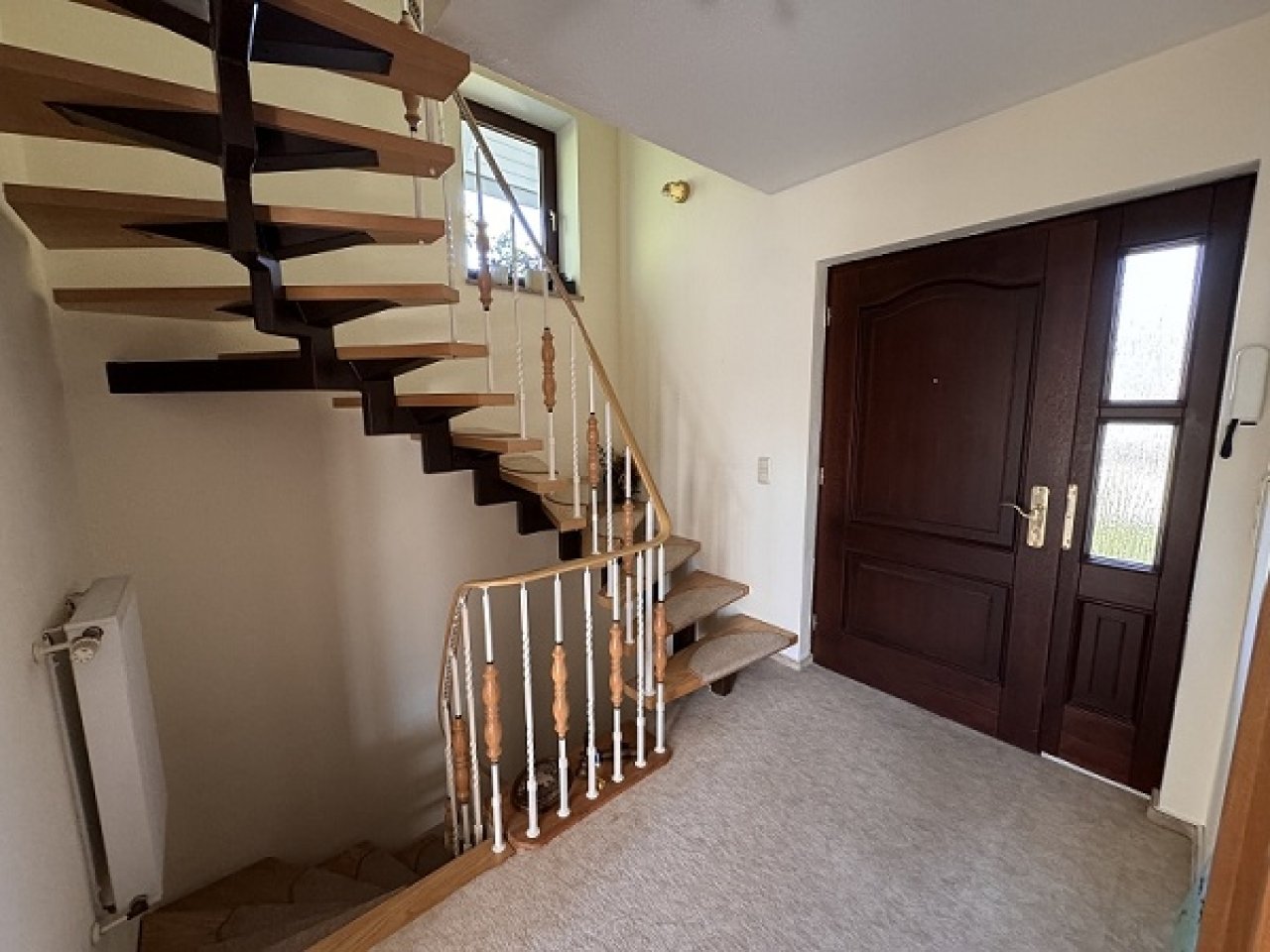 Diele m. Treppenauf- u. -abgang Diele m. Treppenauf- u. -abgang