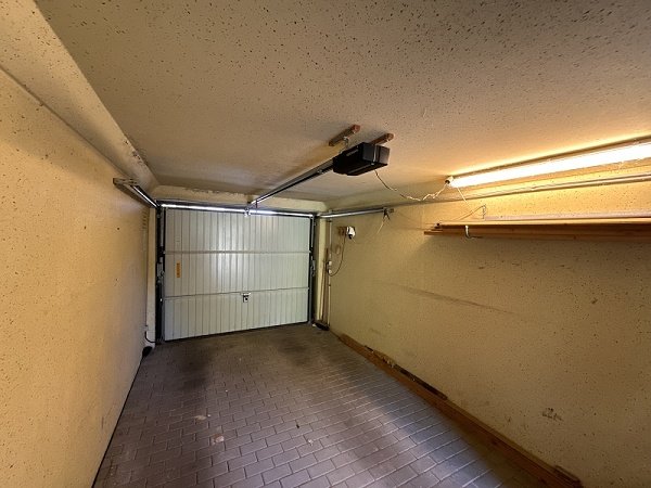 Garage m. elektrischem Tor Garage m. elektrischem Tor