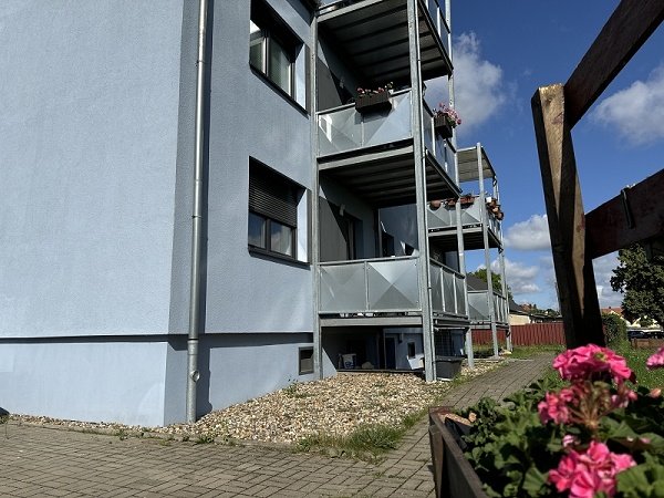 Balkone mit Kellerabgang