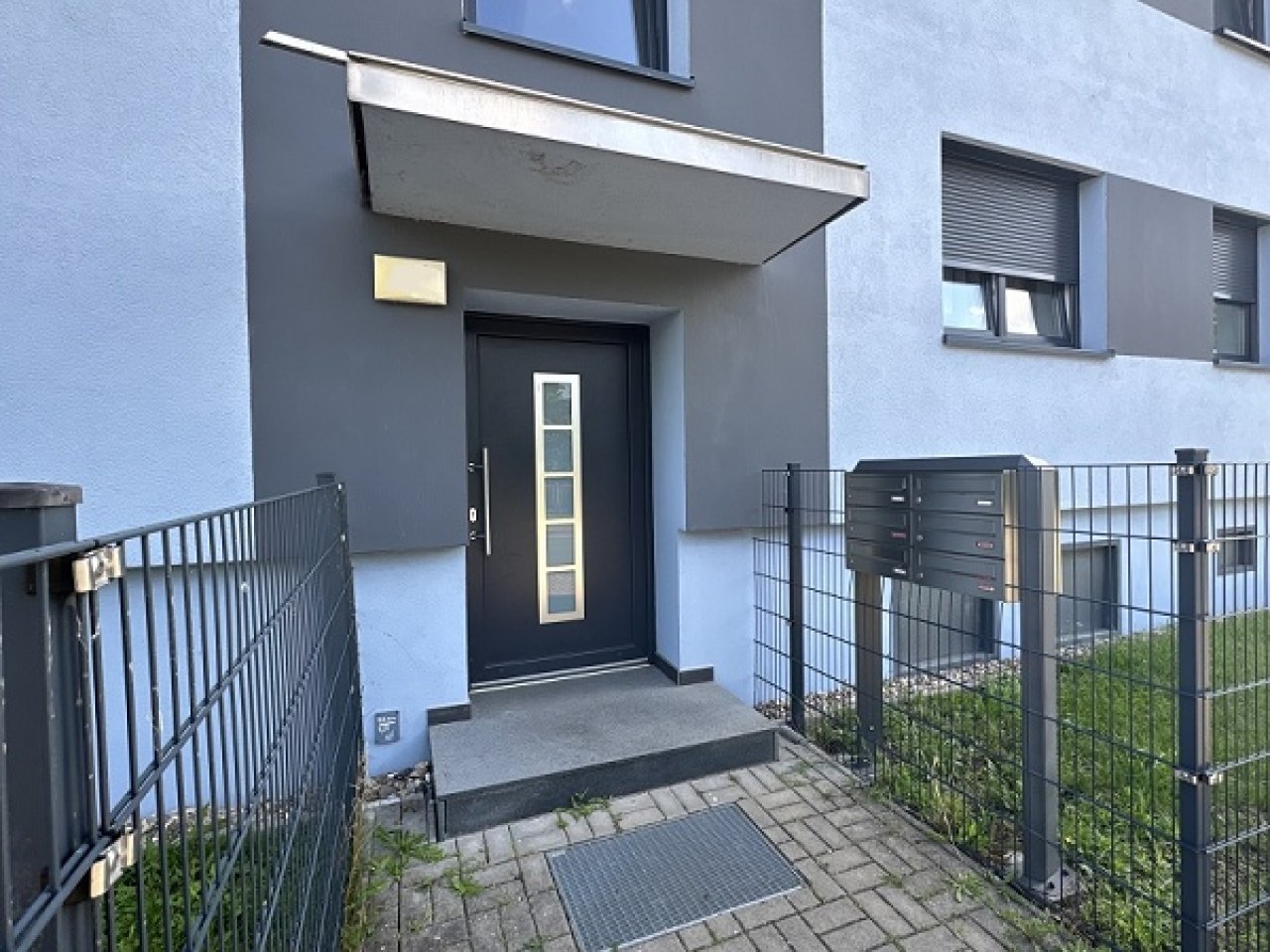 überdachter Hauseingang mit Briefkästen