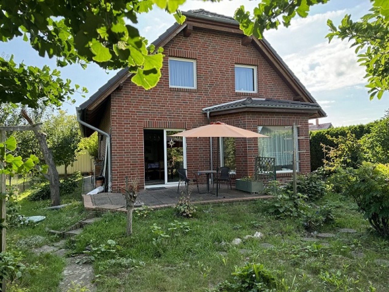 Gartenansicht mit Terrasse Gartenansicht mit Terrasse