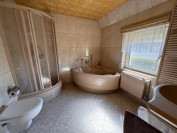 Tageslichtbad mit BW u Dusche (EG)