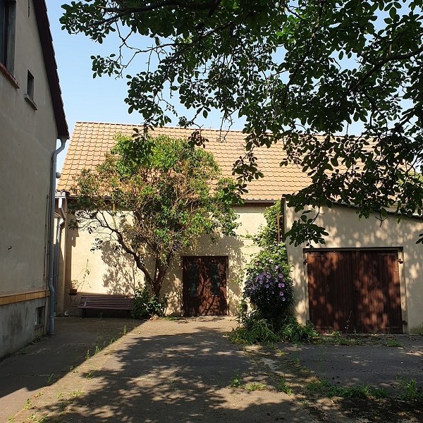 Hof mit Garage und Scheune Hof mit Garage und Scheune