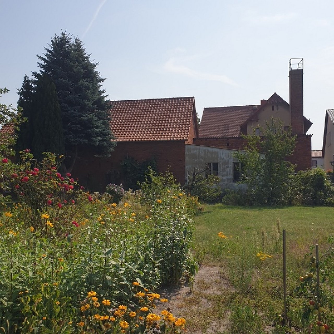 Gartenansicht mit Nebengelass Gartenansicht mit Nebengelass