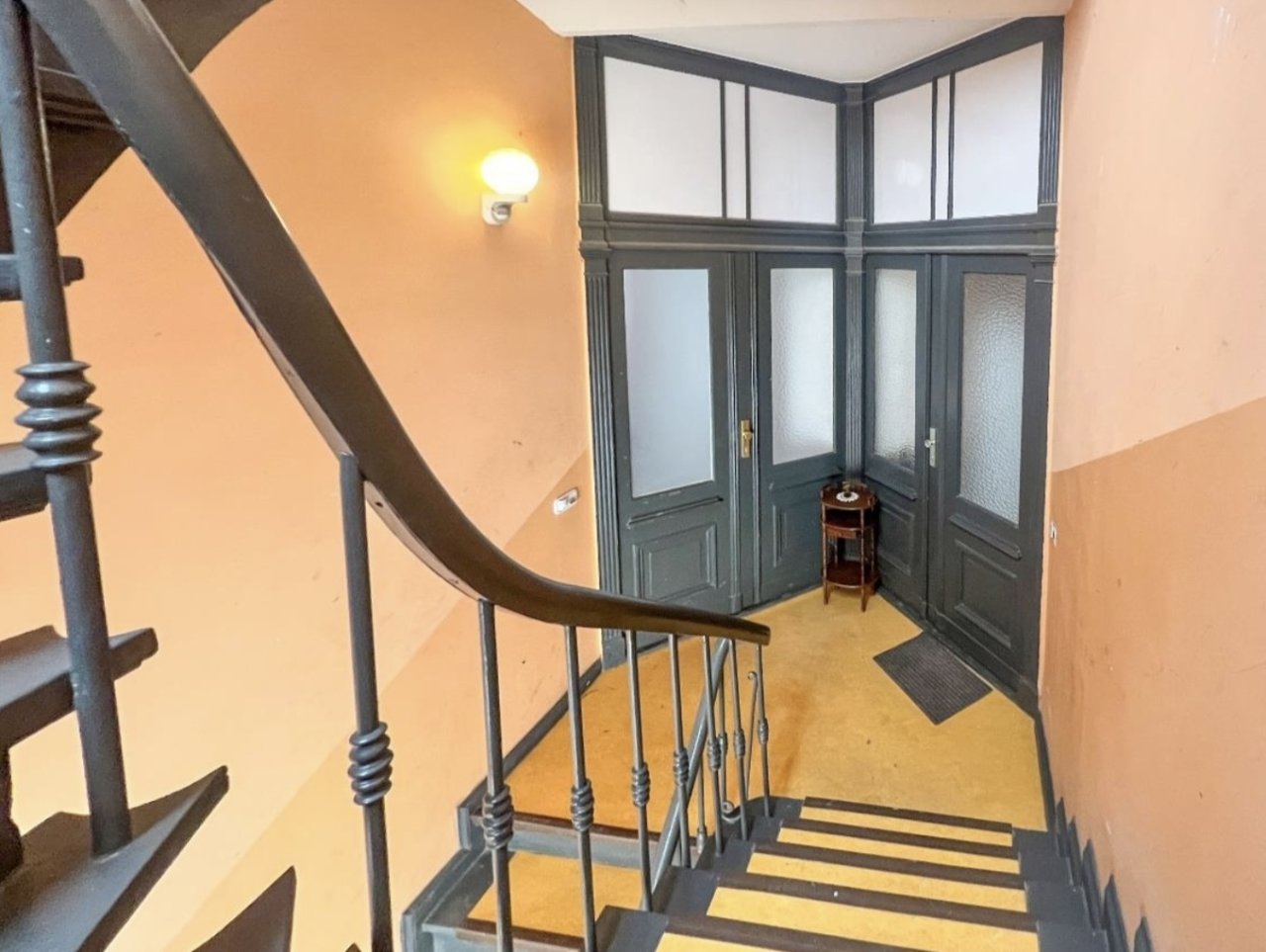 Treppenhaus mit Wohnungstüren