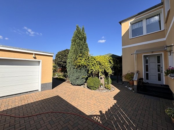Eingangsbereich und Garage