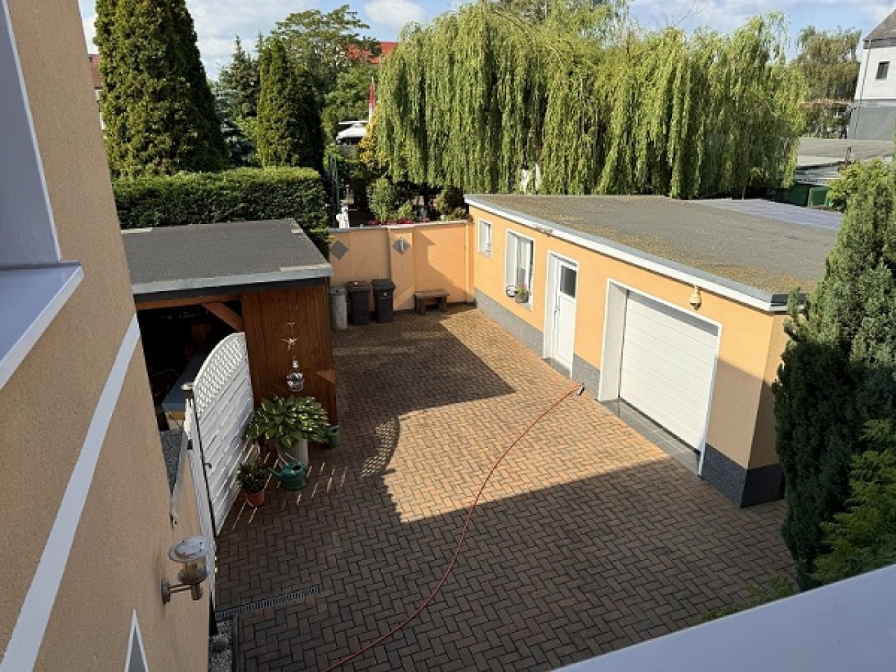 Blick auf Nebengelass und Carport