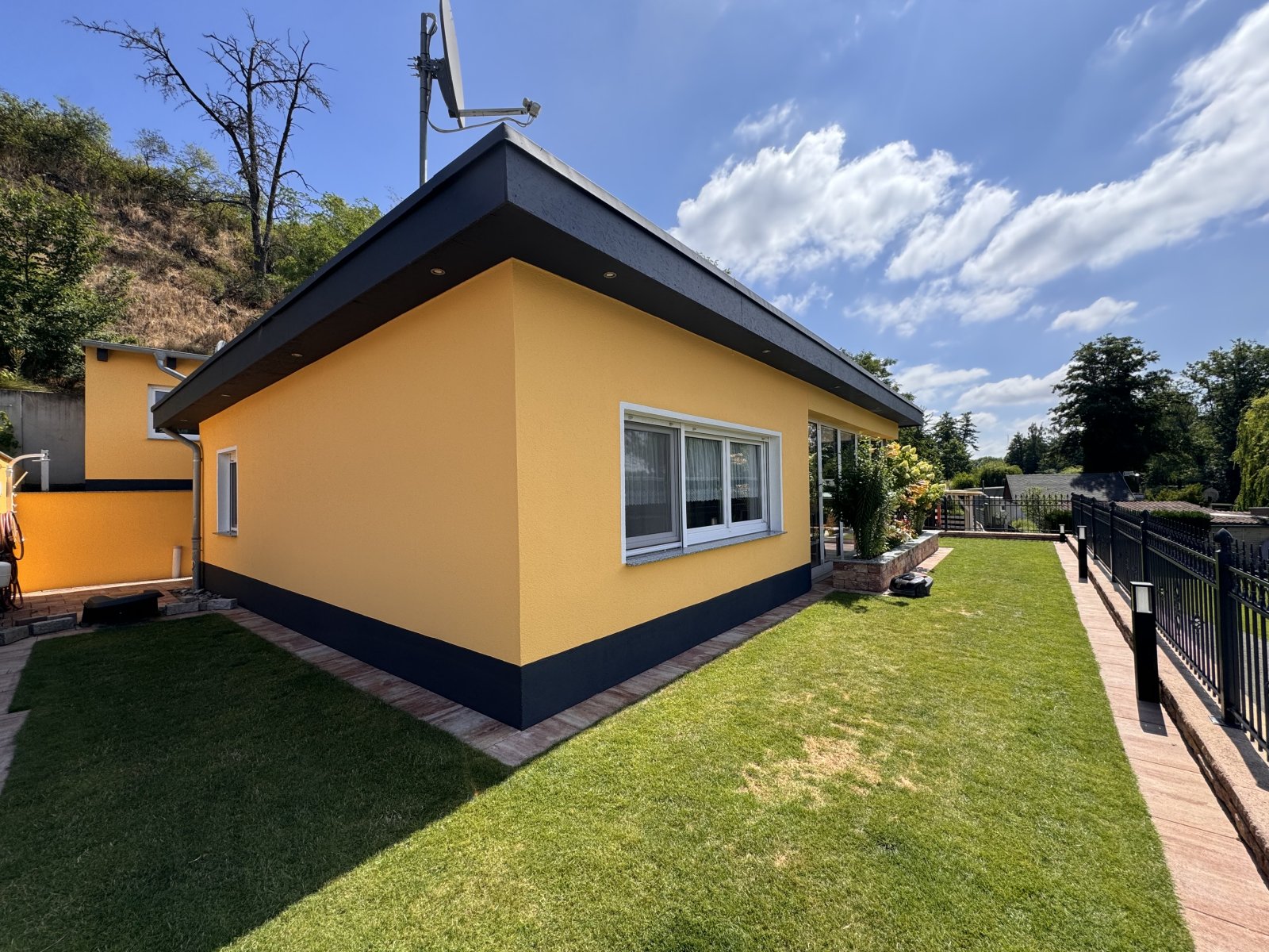 Seitenansicht mit Terrasse Seitenansicht mit Terrasse