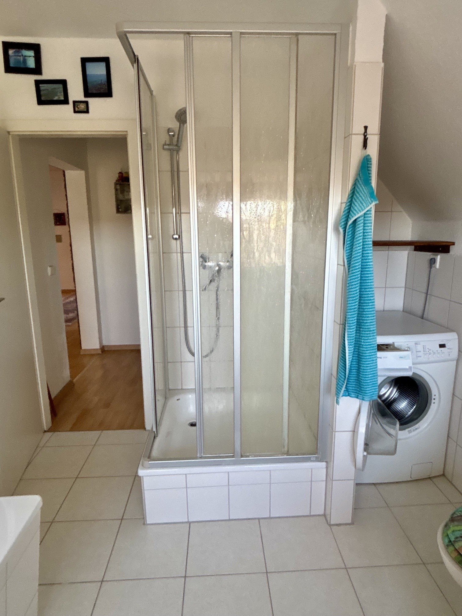 Dusche und Waschmaschine Dusche und Waschmaschine