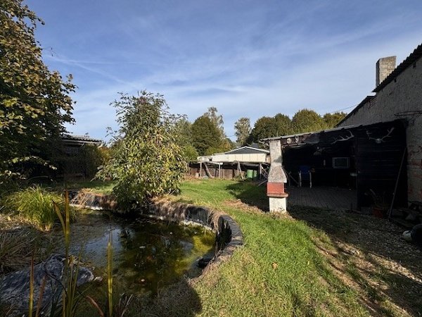 Garten mit Außenterrasse und Teich Garten mit Außenterrasse und Teich